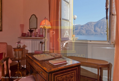 detail masterbedroom with lake view and wide terrace in waterfront villa i Platani Lake Como